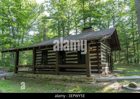 Douthat State Park Virginia – 8. Juni 2026: Eine historische Hütte, die vom Civilian Conservation Corps im Douthat State Park erbaut wurde Stockfoto