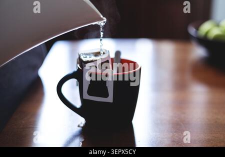 In der Küche tropfenden Kaffee machen Stockfoto