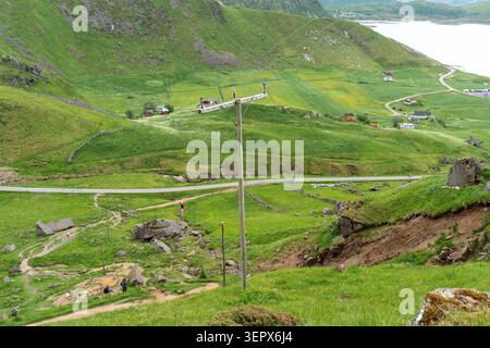 Stromleitungen durch grüne Landschaft in abgelegenen ländlichen Gebieten Stockfoto