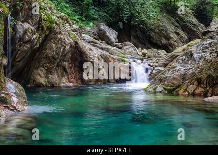 Sanzhanxi-Fluss im Taroko-Nationalpark. Der türkisfarbene Wasserpool ist von felsigen Klippen umgeben. Üppig grüne Bergvegetation. Stockfoto