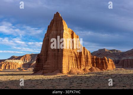 Der Tempel der Sonne bei Sonnenuntergang im Capitol Reef National Park, Utah. Stockfoto