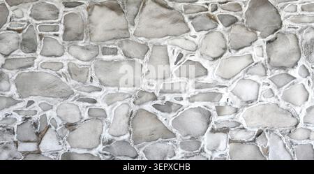Horizontale Nahaufnahme einer verwitterten Salzfelsenwandoberfläche aus großen unregelmäßigen Salzsteinen Stockfoto