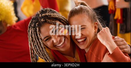 Spanische Fußballfans feiern den Sieg ihrer Mannschaft im Stadion. Stockfoto