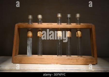 Alte Glasprobenröhrchen in einem hölzernen Reagenzglasgestell Stockfoto