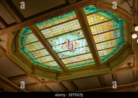 House of Representatives Chambers Buntglasdecke des Wyoming State Capitol. Das Gebäude ist die gesetzgebende Regierung des Bundesstaates Wyoming mit 200 Stockfoto