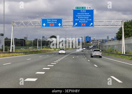 Den Haag, Niederlande - 03. Juni 2026: Beschilderung über den Autobahnen A12 und A4 mit Wegbeschreibung nach Amsterdam, Rotterdam und den Haag. Stockfoto