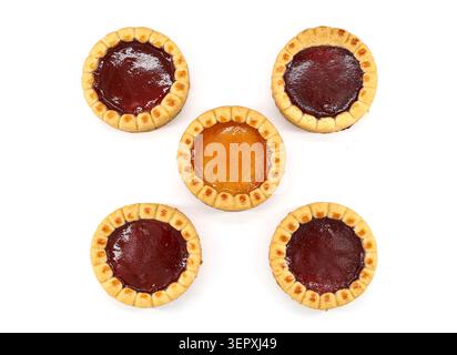Tortengebäck mit Marmelade auf weißem Hintergrund. Marmeladen-Aromen sind Aprikose, Erdbeere und Beere. Stockfoto