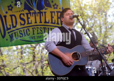 Elliott Brood tritt während des Old Settler's Music Festival, Driftwood, Texas, 16. April 2011 auf. (Foto: John Anderson/The Austin Chronicle) Stockfoto