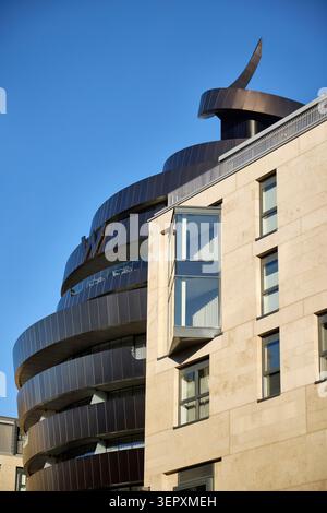 Edinburgh, Schottland, Vereinigtes Königreich - 19. Januar 2026: Spiralförmige Bronze-Gebäudefassade des W Hotels mit klarem blauem Himmel, St. ames Quarter, Edinburgh Stockfoto