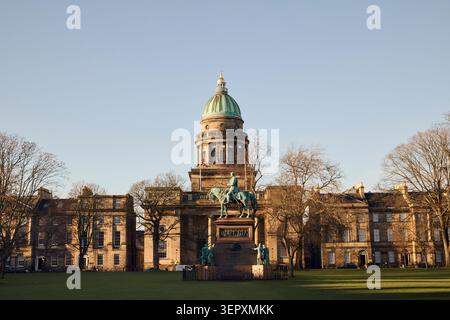 Edinburgh, Schottland, Vereinigtes Königreich - 19. Januar 2026: West Register House mit Kupferkuppel und Prince Albert Memorial, Charlotte Square Edinburgh Stockfoto