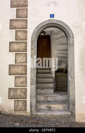 Direkt an der Route des Gletscherexpress von St. Moritz nach Zermatt liegt Brig. Sein Hauptmerkmal ist die beeindruckende Stockalper Burg. Hier einige Details. Stockfoto