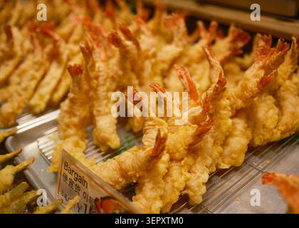 Goldbraune, knusprige, frittierte Garnelen-Tempura, die an einem traditionellen Imbissstand oder Straßenmarkt in Kyoto, Japan, ausgestellt werden Stockfoto