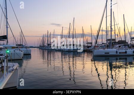 Segelboote liegen bei Sonnenuntergang in der Alimos Marina, Alimos, Griechenland Stockfoto