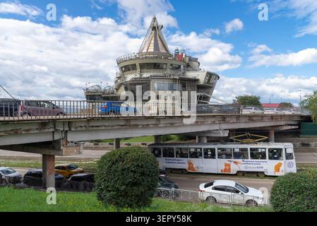 ULAN-UDE, RUSSLAND - 05. SEPTEMBER 2025: Modernes Gebäude des Arun Business Centers in der Stadtlandschaft, Ulan-Ude. Republik Burjatien Stockfoto