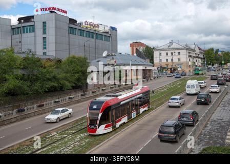 ULAN-UDE, RUSSLAND - 5. SEPTEMBER 2025: Verkehr auf der Pochtamskaja-Straße. Das moderne Zentrum von Ulan-Ude. Republik Burjatien Stockfoto