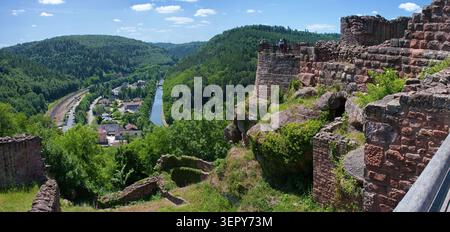 Château de Lutzelbourg, mit Blick vom Schlossberg auf die nördlichen Vogesen und den Rhein-Marne-Kanal, Panorama Stockfoto