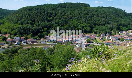 Blick vom Schlossberg und der Burgruine von Lutzelbourg, den Nordvogesen und dem Rhein-Marne-Kanal; Panorama Stockfoto