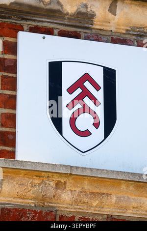 London, UK - 26. Mai 2026: Fulham Football Club-Abzeichen im Craven Cottage - Heimstadion des Fulham FC in West London, Großbritannien. Stockfoto