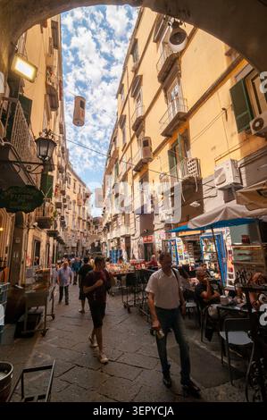 Blick auf Port'Alba, die Straße der Bücher, vom Bogen des Eingangstors. Neapel, Italien Stockfoto