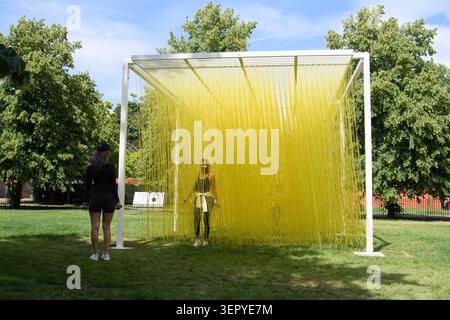 London, Großbritannien. Juni 2026. Im Bild: Besucher interagieren mit „Pénétrable BBL Jaune (1999;2023 Edition)“ von Jesus Rafael Soto in der Serpentine South Gallery, die vom 16. Juni 2026 bis 25. Oktober 2026 stattfindet. Quelle: Justin Ng/Alamy Live News Stockfoto