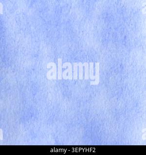 Blauer abstrakter Aquarellhintergrund mit Strichen und Flecken. Die Pinselzeichnung ist handgezeichnet. Die Zeichnung zeigt einen blauen Dunst und den Himmel. Stockfoto