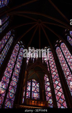 Flacher Blick auf die gotischen Buntglasfenster und die mit Sternen besetzte Gewölbedecke in der Sainte-Chapelle in Paris, Frankreich. Vertikale Aufnahme. Stockfoto