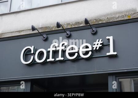 Schilder und Logo von Coffee #1 in Southampton England 12. Juni 2026. Café-Shop-Marke Stockfoto
