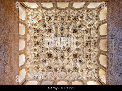 Blick nach oben auf die komplizierte Muqarnas-Kuppeldecke im Alhambra-Palastkomplex in Granada, Spanien Stockfoto