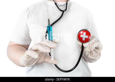 Ärztin, die eine medizinische Spritze mit blauem Impfstoff und Stethoskop mit einem roten Schweizer Kreuz auf weißem Hintergrund hält Stockfoto