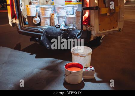 Fahrbahnmarkierung, Innenraum des Crew Trucks – Ausrüstung und Materialien zum Anstreichen von Straßenlinien bei Nacht Stockfoto