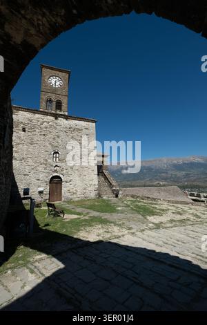 28.09.2024, Albanien, Gjirokastra, Gjirokastra - das Innere der Burg Gjirokastra, die zum UNESCO-Weltkulturerbe gehört, wurde während der Osmanischen Zeit erweitert Stockfoto