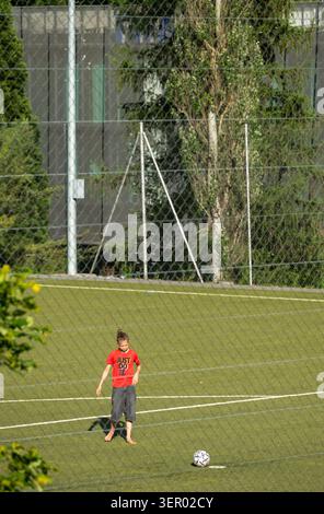 30.05.2026, Schweiz, Kanton Zuerich, Zuerich - Heimstadion der FIFA, das umzäunte Hauptquartier auf dem Z¸richberg hinter einem Fußballplatz; im Stockfoto