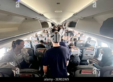 31.03.2024, Norwegen, Nordland, Evenes - Passagiere in einer Flugzeugkabine kurz nach der Landung. 00S240331D134CAROEX.JPG [MODELLVERSION: NEIN, EIGENSCHAFT REL Stockfoto