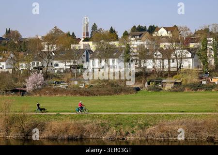 09.03.2026, Deutschland, Nordrhein-Westfalen, Hattingen - Landschaft entlang des Ruhrgebiets; Radfahrer auf der Ruhrpromenade Winz-Baak entlang des Ruhrtalrads Stockfoto