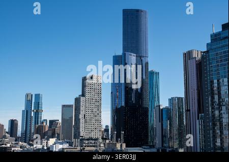 30.10.2024, Australien, Victoria, Melbourne - ein erhöhter Blick auf die Skyline von Melbourne CBD mit dem modernen Wolkenkratzer Aurora Melbourne Central Stockfoto