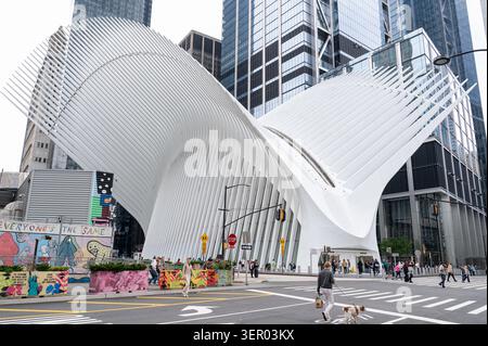 31.05.2025, USA, New York, New York City - Blick von der Greenwich Street auf den Oculus im Verkehrsknotenpunkt und Einkaufszentrum des World Trade Centers Stockfoto