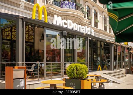 Batumi, Georgia - 9. Juni 2026: Außenansicht eines McDonald's Fast-Food-Restaurants mit Sommerterrasse und modernen Glasfenstern. Stockfoto