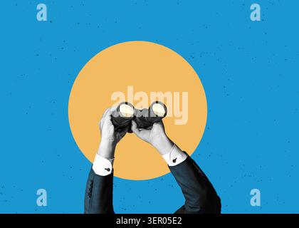 Hände, die ein Fernglas halten, isoliert vor einem flachen Hintergrund. Konzept der Geschäftssuche mit Kopierbereich. Stockfoto