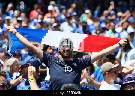 Französischer Fan mit Flagge vor dem Spiel der Gruppe I der FIFA-Weltmeisterschaft 2026 zwischen Frankreich und Senegal am 16. Juni 2026 im New York New Jersey Stadium in East Rutherford, USA. Stockfoto
