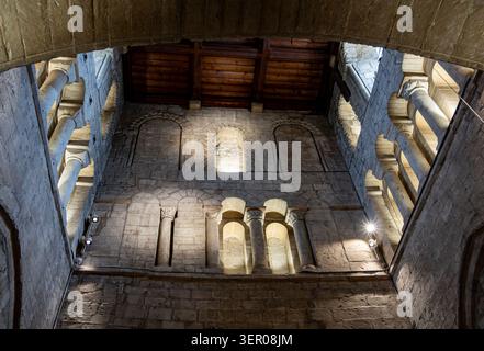 Flacher Blick auf die inneren Steinmauern und die Holzdecke des alten Turms in der St. John the Baptist Church Burford Oxfordshire Stockfoto