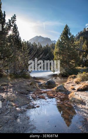Winter Berglandschaft mit gefrorenem See und Fluss Stockfoto