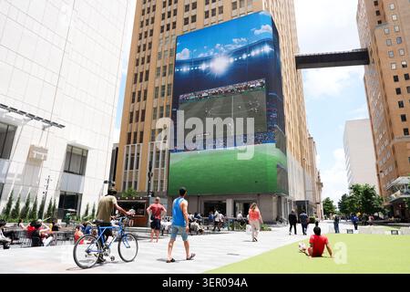 Menschen im AT&T Discovery District, Dallas, sehen sich das Spiel der FIFA Fußball-Weltmeisterschaft Frankreich gegen Senegal an. Bilddatum: Dienstag, 16. Juni 2026. Stockfoto