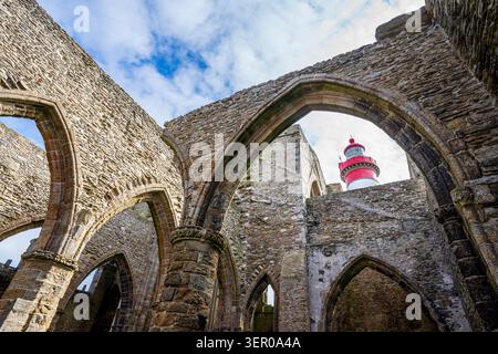 Niedrigwinkelaufnahme der majestätischen Steinruinen der mittelalterlichen Abtei Saint-Mathieu in der Bretagne. Durch die alten gotischen Spitzbögen, die modernen Whit Stockfoto