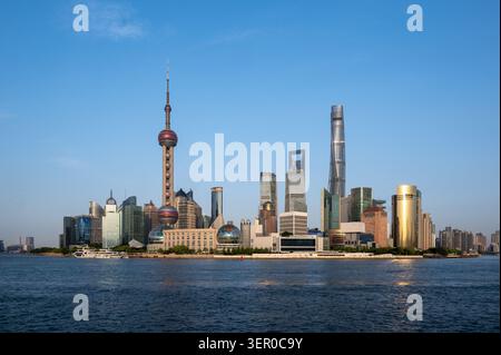 Panoramablick auf die Skyline des Finanzviertels Lujiazui in Pudong vom Bund über den Huangpu Fluss, Shanghai, China Stockfoto