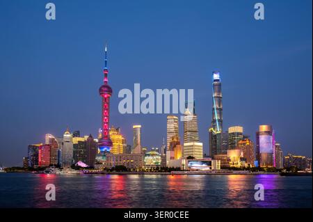 Leuchtende Skyline des Finanzviertels Lujiazui in Pudong in der blauen Stunde Nacht vom Bund, Shanghai, China Stockfoto