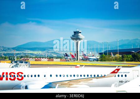 Madrid, Spanien, 14. April 2026: Blick auf den Flughafen Adolfo Suarez Madrid Barajas. Ansicht der Asphaltfläche von Terminal 3. Wichtigster Luftverkehrsknotenpunkt Spaniens. Stockfoto