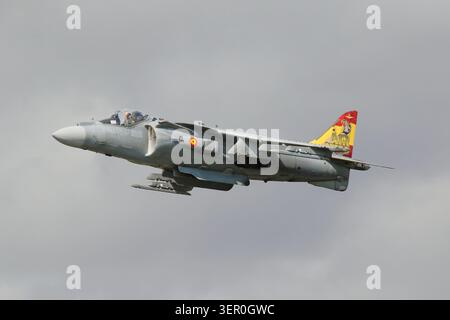 Ein Sprintjet AV-8B Harrier II der spanischen Marine mit einer bunten, speziell lackierten Heckflosse fliegt horizontal gegen einen klaren blauen Himmel. Stockfoto