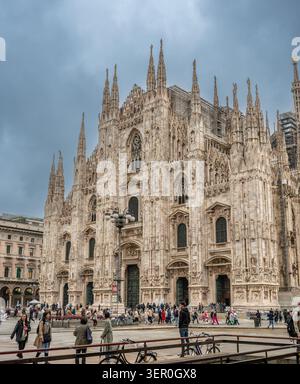 Mailand, italien, 2. oktober 2024. Duomo di milano, eine historische gotische Kathedrale, die viele Touristen und Einheimische an der piazza del duomo in mailand, italien, anzieht Stockfoto
