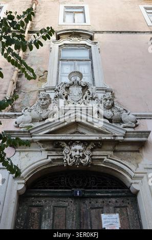 Historischer barocker Eingang, der mit Löwen und verzierten Steindetails an einer alten Gebäudefassade in Lissabon, Portugal, dekoriert ist. Stockfoto