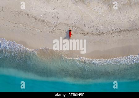 Luftübergang einer Person auf weißem Sand im Indischen Ozean auf den Malediven Stockfoto